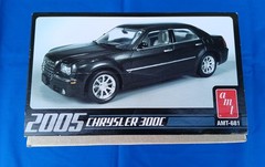 Vintage 2005 Chrysler 300C AMT 1/25 Scale Plastic Model Kit AMT-681
