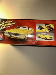 AMT Ertl Johnny Lighting 1970 Dodge Challenger 1:25 Scaled Sealed