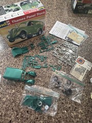 REVELL THAMES PANEL TRUCK WITH DETAIL PARTS NEW INSIDE KIT! CIRCA 1995!! VMCP!