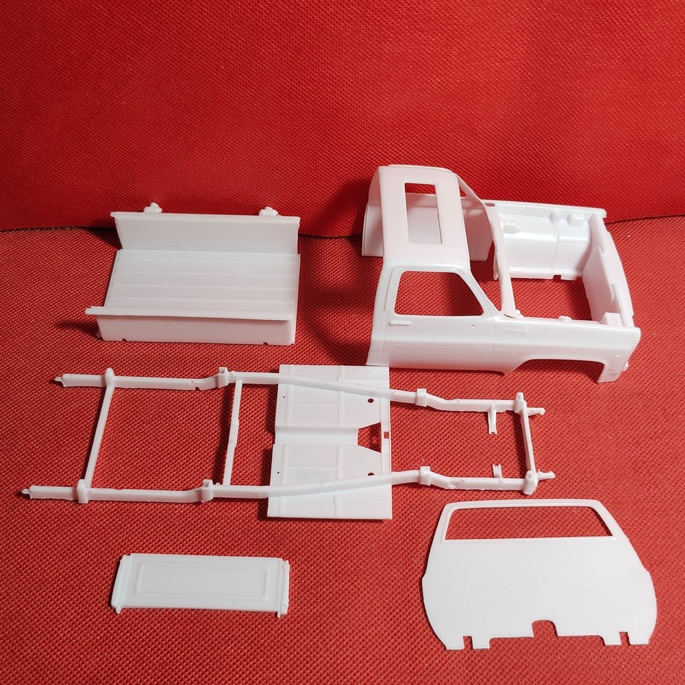 Body Shell & Frame 1977 Chevy Custom Pickup 1:25 Scale Model Car Part Revell