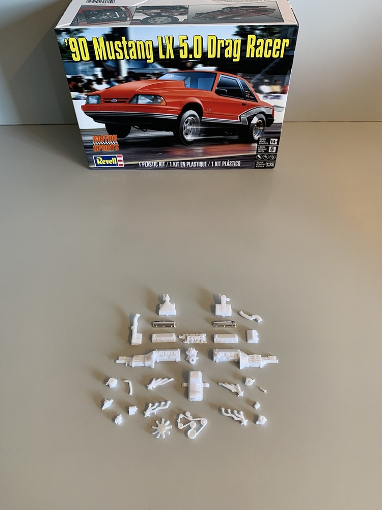 Revell 1/25 90 Mustang LX 5.0 Drag Racer Engine And Parts/Junkyard/Diorama
