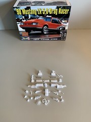 Revell 1/25 90 Mustang LX 5.0 Drag Racer Engine And Parts/Junkyard/Diorama