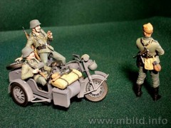 1/35 German Motorcyclists WW 2 “Letting off steam…” Master Box 3539 Model kit