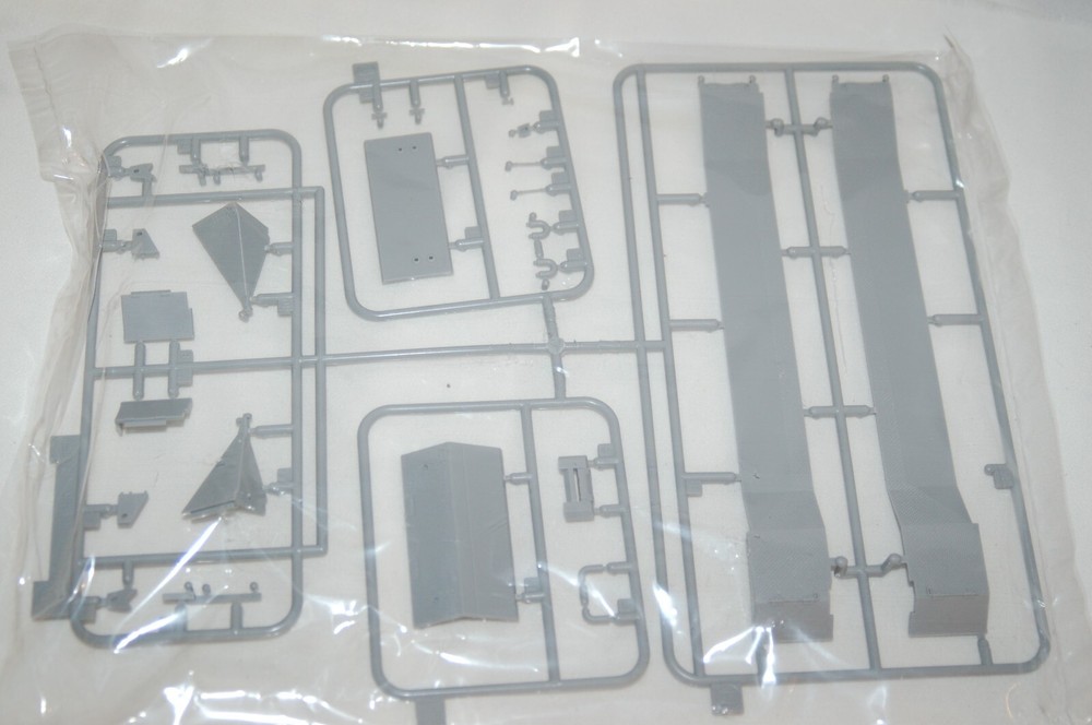 1/35 DRAGON BERGEPANZER TIGER P PARTS SPRUE H K &J IN SEALED BAG FENDERS MISC PC