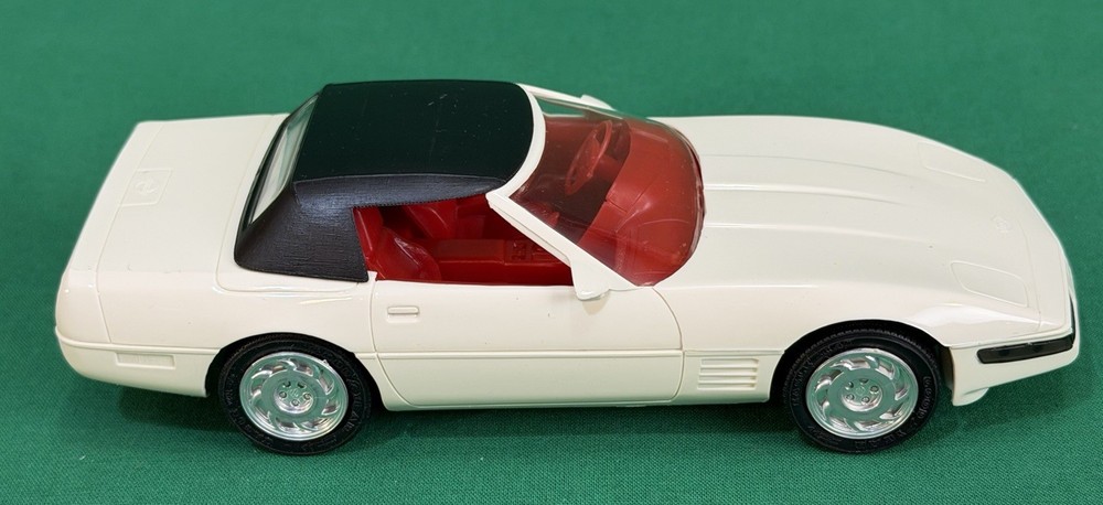 Ertl AMT 1992 Chevrolet Corvette ARTIC White Red Int Spec. Ed. Promo 1 Millionth