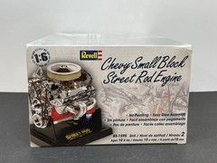Revell Chevy Small Block Street Rod Engine Kit 1:6 Die Cast w/Display Stand New