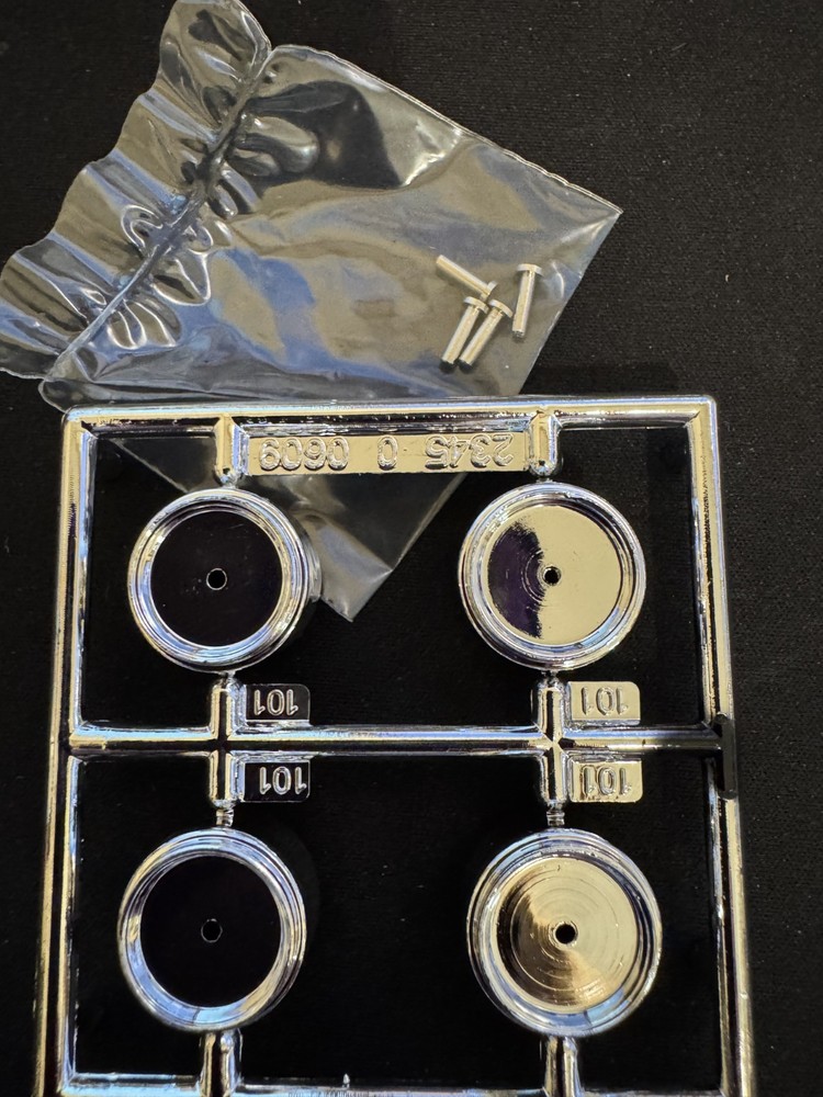 Revell 2888 92 Mustang GT Convertible Lowrider Parts Bash Chrome Inner Wheel Pin