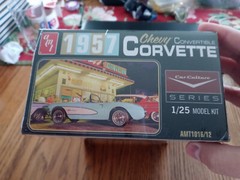 AMT 1957 Chevy Convertible Corvette 1/25 Scale Plastic Model – New – 1016/12