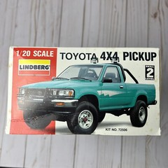 VTG 1992 Lindberg Toyota 4X4 Pickup Truck Model Kit Big 1/20 Scale #72506 [NEW]