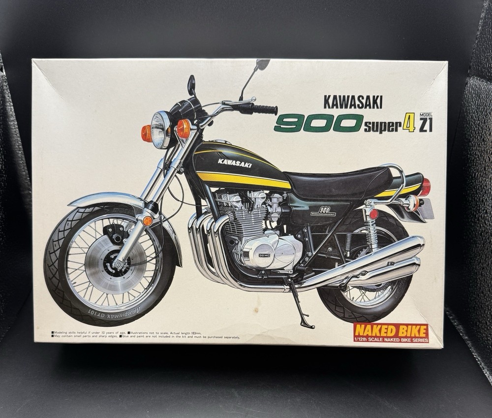 Aoshima Kawasaki 900 Z1 Model Kit Naked Bike 1/12 Scale