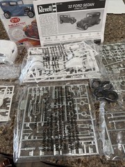 REVELL 1932 FORD SEDAN STREET ROD FACTORY SEALED INSIDE KIT! CIRCA 2007! VMCP!