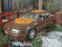 WRECKED FORD TAURUS SHO IN CORNER JUNKYARD DIORAMA SCENE !! COOL DETAILS