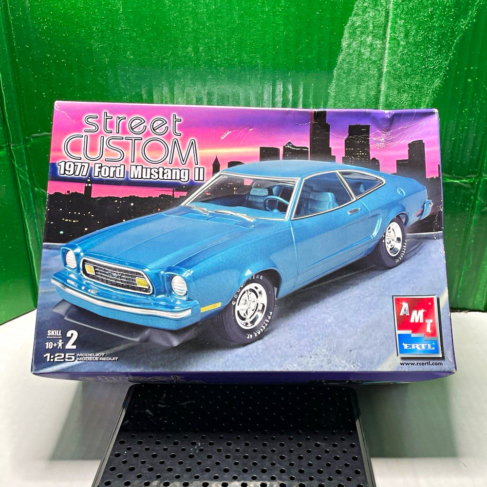AMT Street Custom 1977 Ford Mustang II Model Kit 1:25 Skill 2 38276