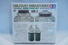 Tamiya 35026 1/35 Scale Military Model Kit Fuel Oil Drum & Jerry Cans Set NEW