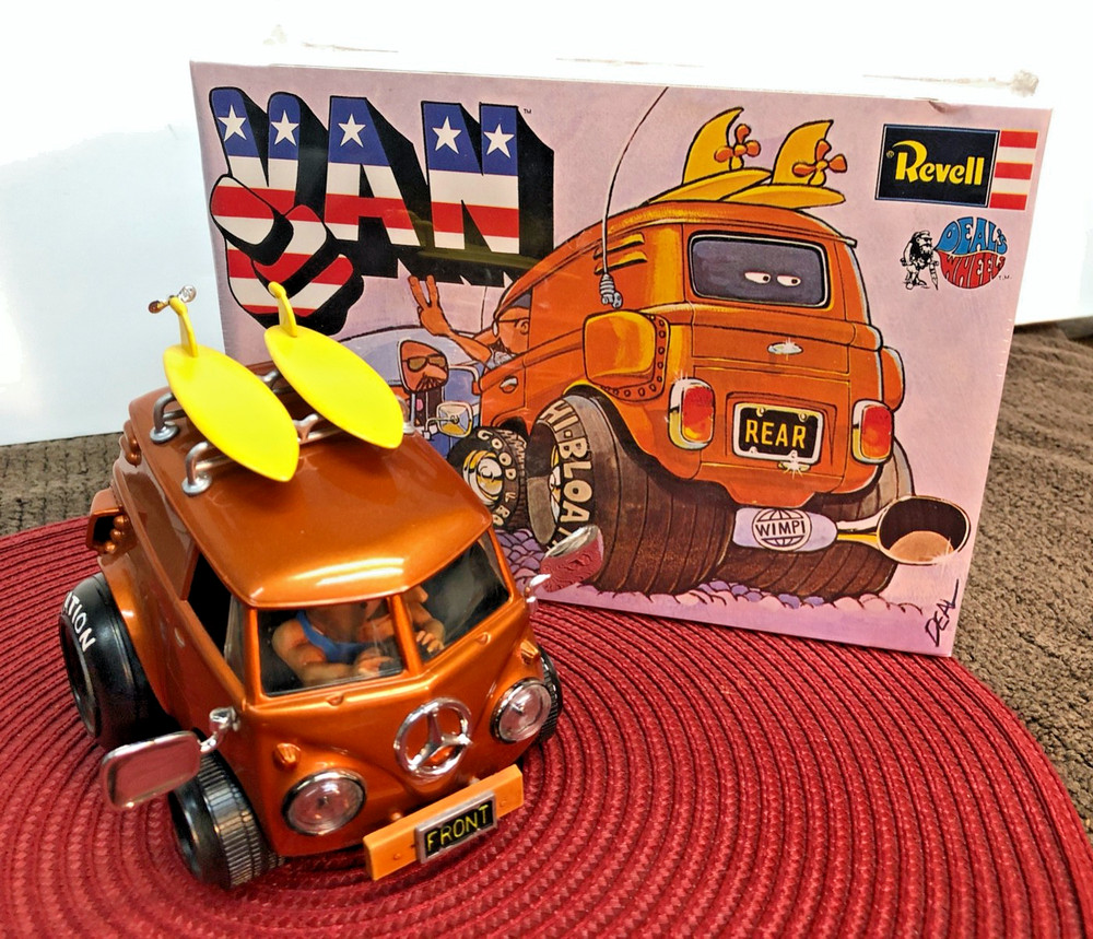 REVELL 1/25 DEAL’S WHEELS HIPPY VAN BUILT ART STUDIO DISPLAY MODEL & BONUS WOW!