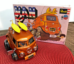 REVELL 1/25 DEAL’S WHEELS HIPPY VAN BUILT ART STUDIO DISPLAY MODEL & BONUS WOW!