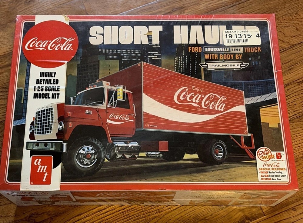 AMT Coca-Cola “Short Hauler” Ford Louisville Line Truck (AMT1048, 1:25)
