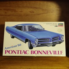 Hasewaga American 66 Pontiac Bonneville 1/24 Scale Model Kit – Open Box
