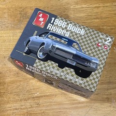 AMT Ertl 1966 Buick Riviera 1:25 Scale Model Kit Skill 2 Open Box Sealed Parts