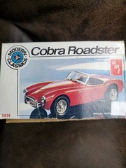 AMT Modern Classic Cobra Roadster 1:25 Scale Skill Level-2 Open Box but Complete