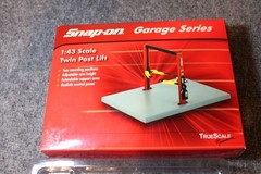 Snap on Garage Series Twin Post Lift TSM 08001- 1/43 Scale