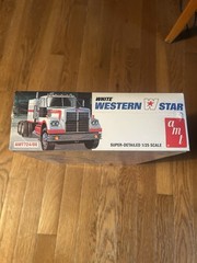 1:25 AMT White Western Star Conventional Tractor with Sleeper 724 Sealed
