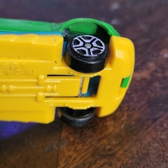 GREENBRIER SUNTOYS 9891 GREEN BLUE & YELLOW DIECAST 2 3/4″ CAR W/ COBRA SNAKE