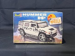 Hummer H2 with California Wheels 1/25 Scale Revell Model Car Automobile Kit