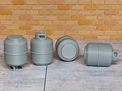 1/18 Scale Propane Tanks – Diorama Accessory (set of 4)