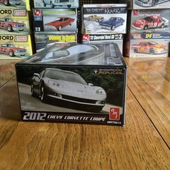 AMT SHOWROOM REPLICAS: 2012 CHEVY CORVETTE COUPE 1/25TH SCALE AMT756, 2012