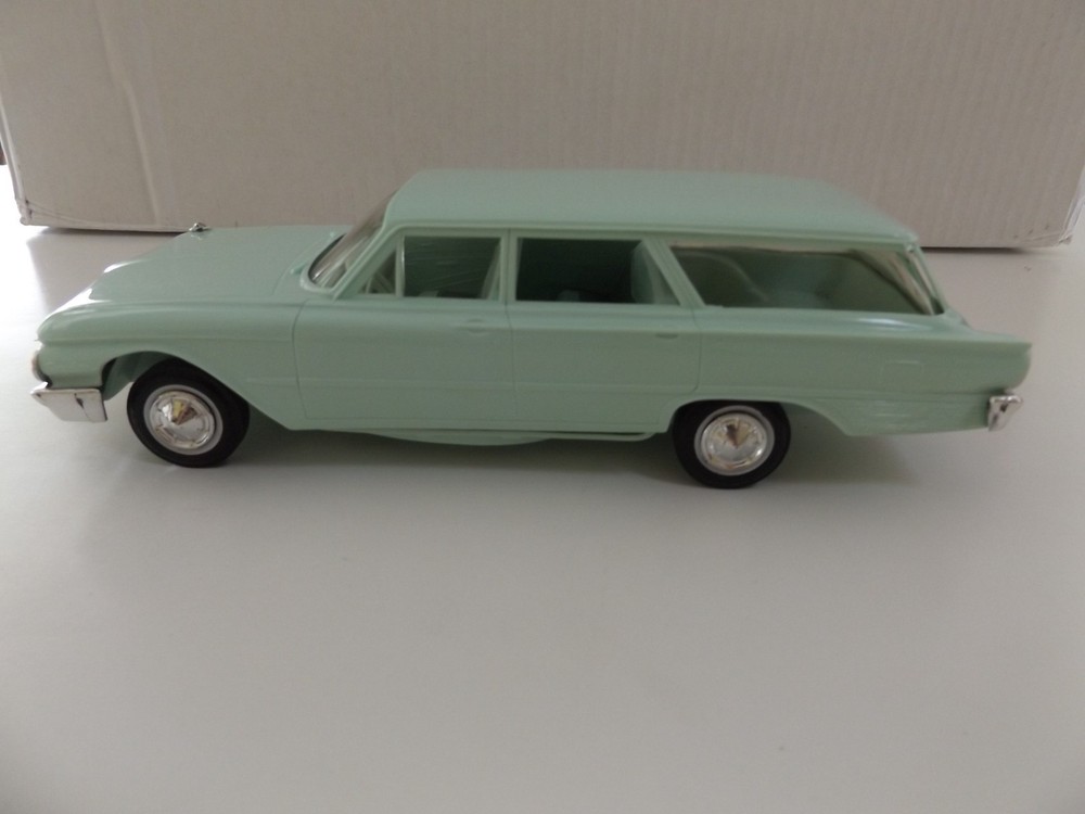 AMT 1961, FORD COUNTRY SQUIRE WAGON, MINT GREEN, Promo Model Car