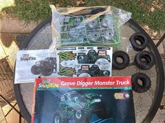 Revell Monogram 85-1901 Snaptite Grave Digger Monster Truck 1/25 Model Kit