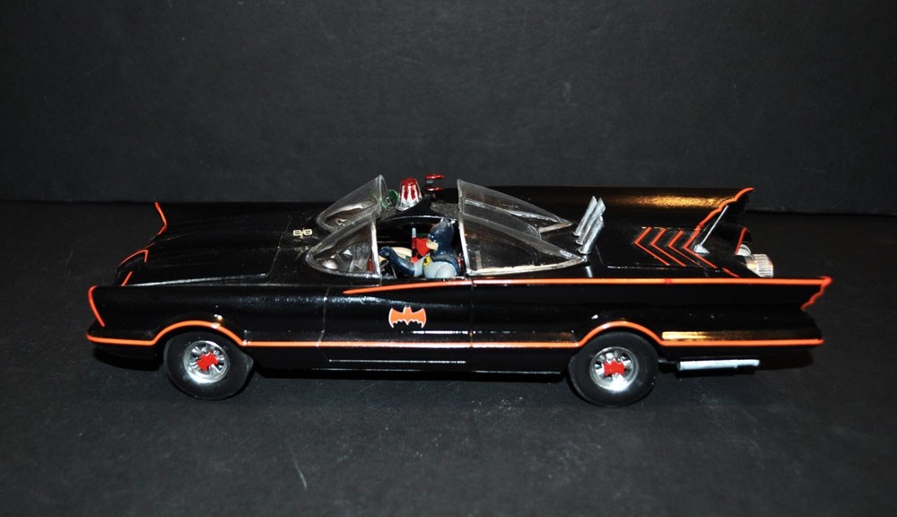 Polar Lights #881 The Batmobile Deluxe Edition 1/25 Scale Plastic Model Kit