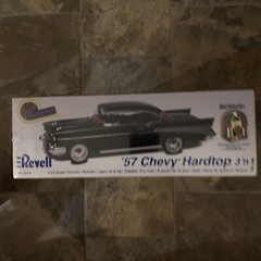 Revell 1/12 ’57 Chevy Hardto 3 ‘N 1 50th Anniversary with bonus ’50s jukebox Pin