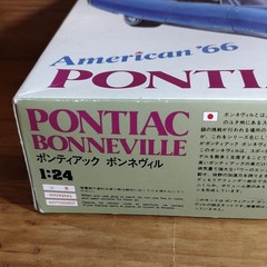Hasewaga American 66 Pontiac Bonneville 1/24 Scale Model Kit – Open Box