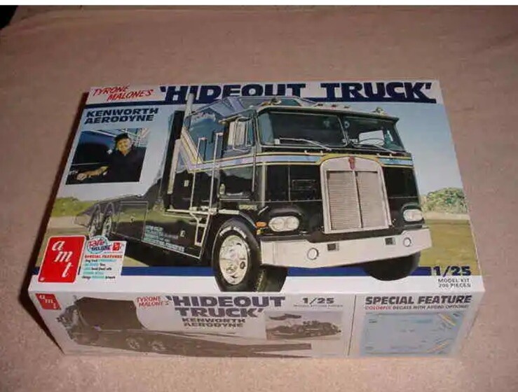 AMT 1158 1/25 Hideout Transporter Kenworth Tyrone Malone Truck