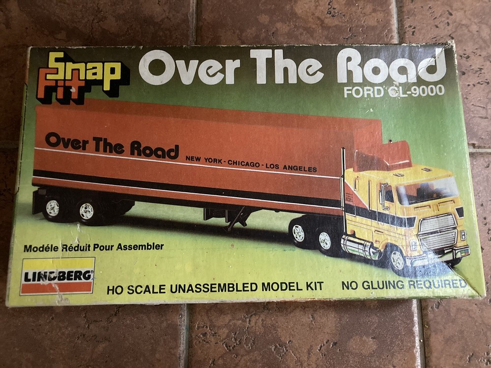 Lindberg Snap Fit Over The Road Ford CL9000 W/box Trailer 1:87 Scale