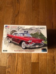 ATLANTIS 1957 CADILLAC ELDORADO BROUGHAM 1/25 SCALE MODEL KIT