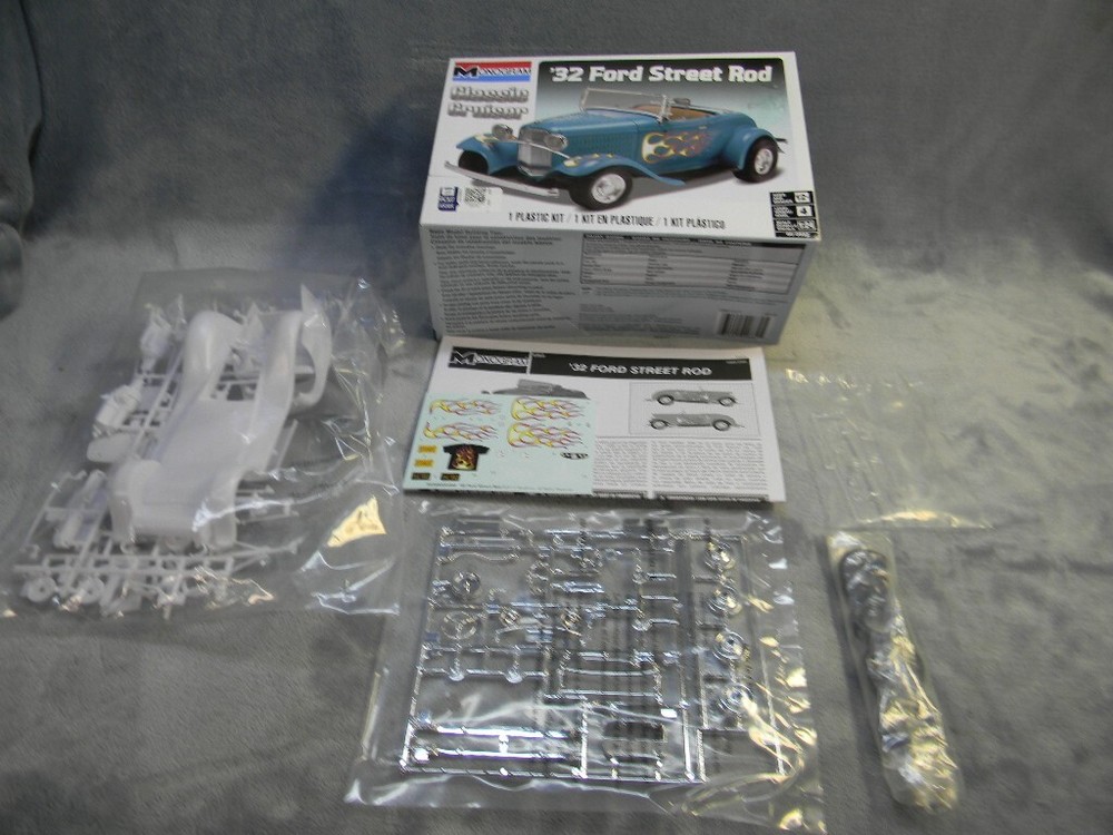 1/24 SCALE MONOGRAM 1932 FORD STREET ROD WHITE MODEL KIT-MIB