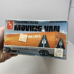 AMT Trailmobile Allied Moving Van 1:25 Model Kit Unassembled Over 125 Parts New