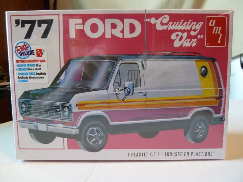 AMT 1977 Ford Cruising Van 1:25 Model Kit # AMT1108M/12 New Sealed