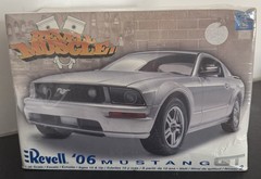 Revell Muscle 85-2839 ’06 Ford Mustang GT Plastic Model Kit 1:25 Scale Sealed