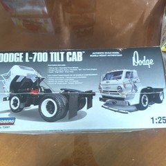 Lindberg Dodge L-700 Tilt Cab Truck Model Kit 1:25 Tilting Cab 73067