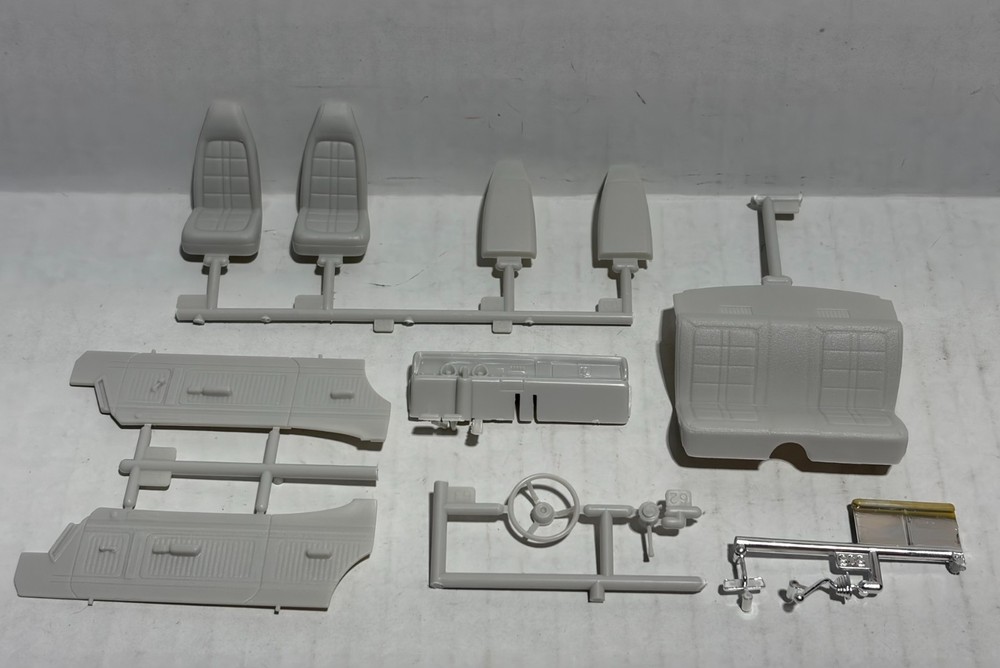 AMT 1971 PLYMOUTH DUSTER STREET MACHINE STOCK INTERIOR & PARTS 1:25 KIT #8334