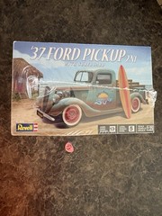 REVELL 85-4516 37 FORD PICK-UP 2-N-1 WITH SURFBOARD / 1/25 SCALE