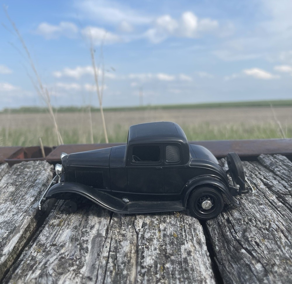 AMT 1/25 Scale 1932 Ford V8 Coupe “The Deuce” Kit #232 3-in-1 Customize kitAs Is