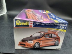 Revell 1:25 Honda Civic Hatchback Tuner Series 2’n1 Model Kit 85-2389 Dented Box