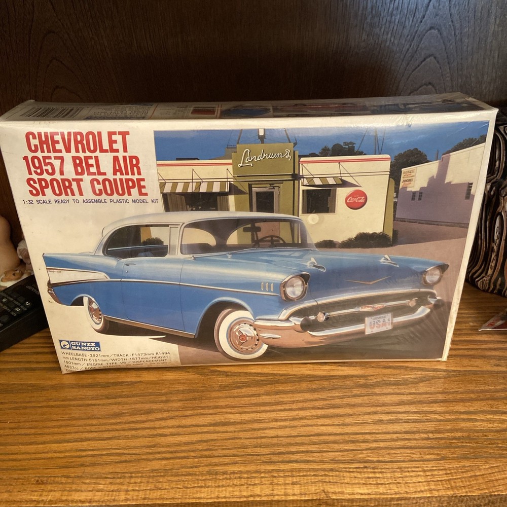 1985 Gunze Sangyo 1957 Chevrolet Bel Air Sport Coupe Model Kit G-172
