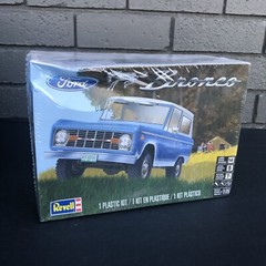 Revell Plastic Model Kit Ford Bronco 85-4320 1:25 Scale Bent Box See Photos