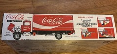 AMT Coca-Cola “Short Hauler” Ford Louisville Line Truck (AMT1048, 1:25)